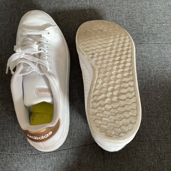 White and Gold Adidas size 9.5 - Picture 3 of 4